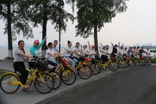戶外騎行，低碳環(huán)保，享受運(yùn)動(dòng)