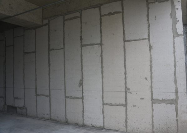 輕質(zhì)隔墻板安裝過程中出現(xiàn)不平整之處如何處理？