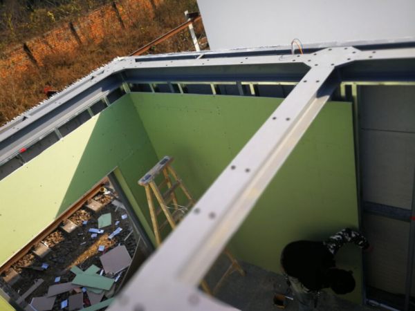 高鐵站鋼結(jié)構(gòu)值班崗?fù)な┕ぐ咐? src="/uploads/allimg/171220/1-1G2200910095E.jpg" style="width: 600px; height: 450px;" /><br />
<br />
<img alt=