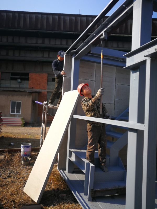 高鐵站鋼結(jié)構(gòu)值班崗?fù)な┕ぐ咐? src="/uploads/allimg/171220/1-1G2200ZZV56.jpg" style="width: 600px; height: 800px;" /><br />
<br />
<img alt=