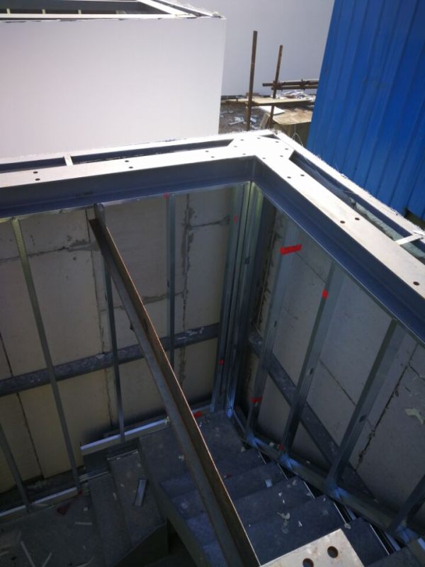 高鐵站鋼結(jié)構(gòu)值班崗?fù)な┕ぐ咐? src="/uploads/allimg/171220/1-1G2200ZTb45.jpg" style="width: 600px; height: 450px;" /><br />
<br />
<img alt=